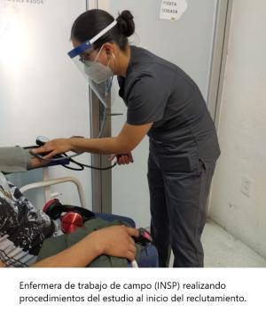Enfermera de trabajo de campo (INSP) realizando procedimientos del estudio al inicio del reclutamiento.